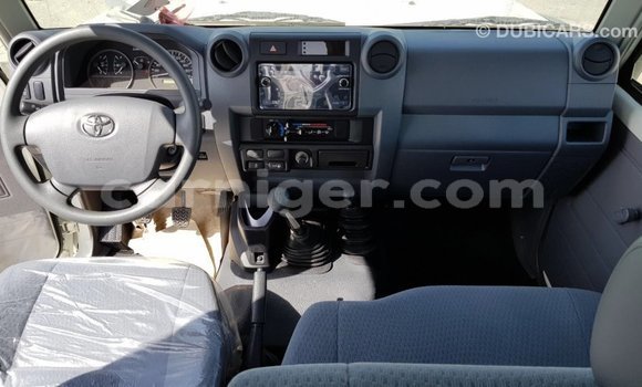 Buy Import Toyota Land Cruiser White Truck in Import - Dubai in Agadez Buy Import Toyota Land Cruiser White Truck in Import - Dubai in Agadez