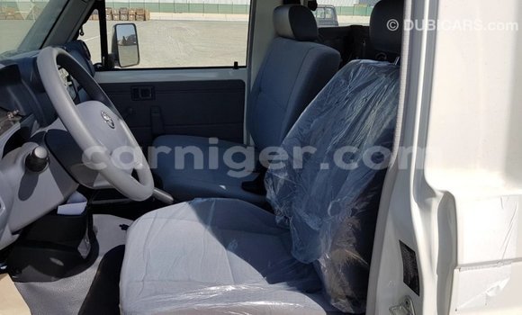 Buy Import Toyota Land Cruiser White Truck in Import - Dubai in Agadez Buy Import Toyota Land Cruiser White Truck in Import - Dubai in Agadez