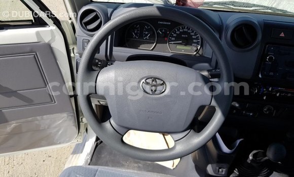 Buy Import Toyota Land Cruiser White Truck in Import - Dubai in Agadez Buy Import Toyota Land Cruiser White Truck in Import - Dubai in Agadez