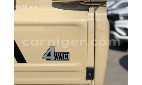 Sayi Imported Toyota Land Cruiser Beige Babbar mota in Import - Dubai a Agadez Sayi Imported Toyota Land Cruiser Beige Babbar mota in Import - Dubai a Agadez