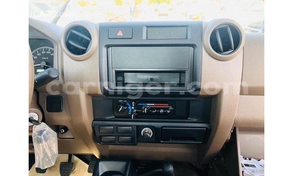 Sayi Imported Toyota Land Cruiser Beige Babbar mota in Import - Dubai a Agadez Sayi Imported Toyota Land Cruiser Beige Babbar mota in Import - Dubai a Agadez