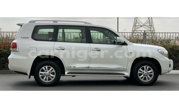 Sayi Imported Toyota Land Cruiser White Babbar mota in Import - Dubai a Agadez Sayi Imported Toyota Land Cruiser White Babbar mota in Import - Dubai a Agadez