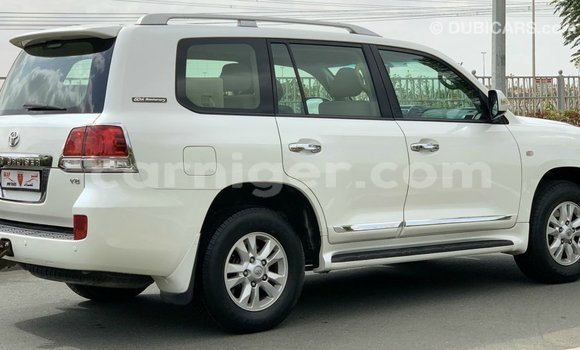 Sayi Imported Toyota Land Cruiser White Babbar mota in Import - Dubai a Agadez Sayi Imported Toyota Land Cruiser White Babbar mota in Import - Dubai a Agadez