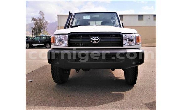 Buy Import Toyota Land Cruiser White Truck in Import - Dubai in Agadez Buy Import Toyota Land Cruiser White Truck in Import - Dubai in Agadez