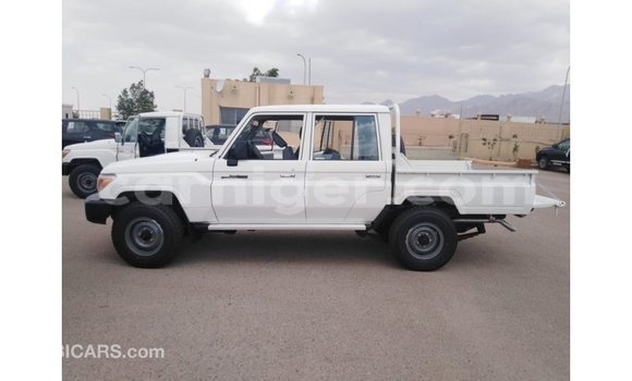 Buy Import Toyota Land Cruiser White Truck in Import - Dubai in Agadez Buy Import Toyota Land Cruiser White Truck in Import - Dubai in Agadez
