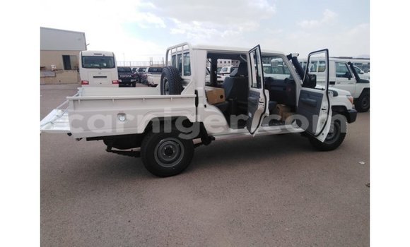 Buy Import Toyota Land Cruiser White Truck in Import - Dubai in Agadez Buy Import Toyota Land Cruiser White Truck in Import - Dubai in Agadez