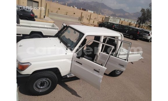 Buy Import Toyota Land Cruiser White Truck in Import - Dubai in Agadez Buy Import Toyota Land Cruiser White Truck in Import - Dubai in Agadez