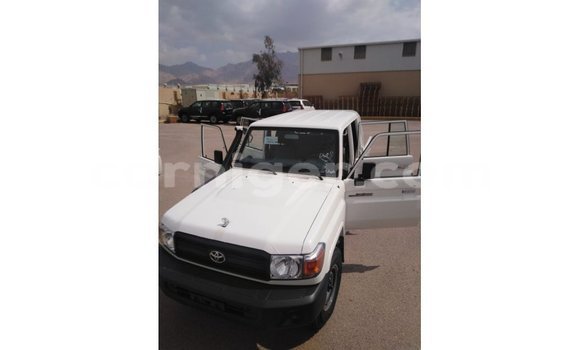 Buy Import Toyota Land Cruiser White Truck in Import - Dubai in Agadez Buy Import Toyota Land Cruiser White Truck in Import - Dubai in Agadez