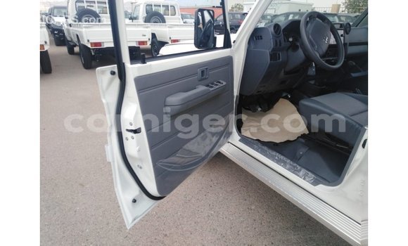 Buy Import Toyota Land Cruiser White Truck in Import - Dubai in Agadez Buy Import Toyota Land Cruiser White Truck in Import - Dubai in Agadez