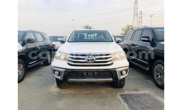 Sayi Imported Toyota Hilux White Mota in Import - Dubai a Agadez Sayi Imported Toyota Hilux White Mota in Import - Dubai a Agadez