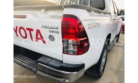 Sayi Imported Toyota Hilux White Mota in Import - Dubai a Agadez Sayi Imported Toyota Hilux White Mota in Import - Dubai a Agadez