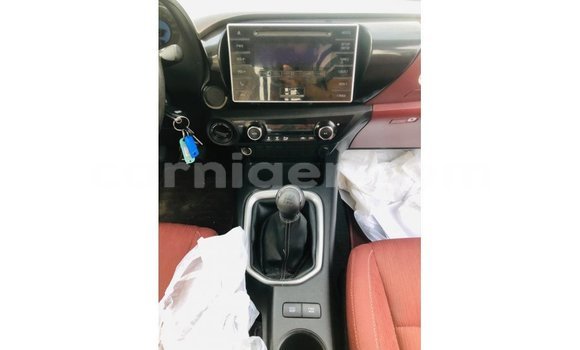 Sayi Imported Toyota Hilux White Mota in Import - Dubai a Agadez Sayi Imported Toyota Hilux White Mota in Import - Dubai a Agadez