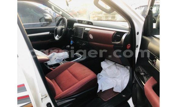 Sayi Imported Toyota Hilux White Mota in Import - Dubai a Agadez Sayi Imported Toyota Hilux White Mota in Import - Dubai a Agadez