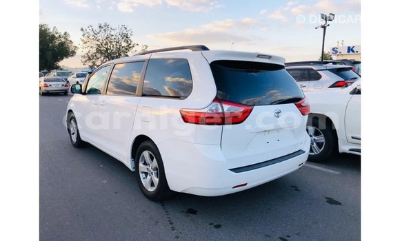 Sayi Imported Toyota Sienna White Mota in Import - Dubai a Agadez Sayi Imported Toyota Sienna White Mota in Import - Dubai a Agadez