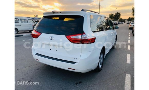 Sayi Imported Toyota Sienna White Mota in Import - Dubai a Agadez Sayi Imported Toyota Sienna White Mota in Import - Dubai a Agadez