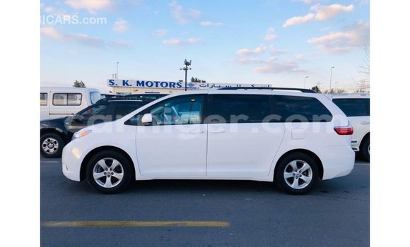 Sayi Imported Toyota Sienna White Mota in Import - Dubai a Agadez Sayi Imported Toyota Sienna White Mota in Import - Dubai a Agadez