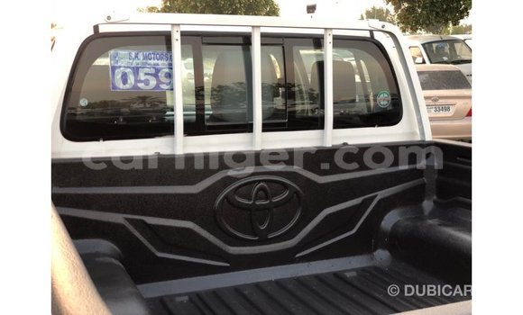 Buy Import Toyota Hilux White Car in Import - Dubai in Agadez Buy Import Toyota Hilux White Car in Import - Dubai in Agadez