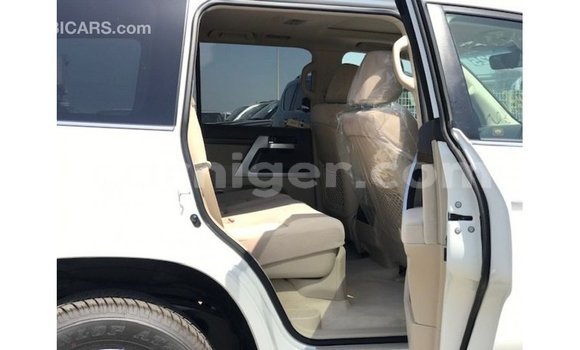 اشتري Imported Toyota Land Cruiser White شاحنة في Import - Dubai في أغاديز اشتري Imported Toyota Land Cruiser White شاحنة في Import - Dubai في أغاديز