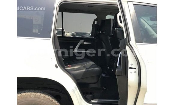 اشتري Imported Toyota Land Cruiser White شاحنة في Import - Dubai في أغاديز اشتري Imported Toyota Land Cruiser White شاحنة في Import - Dubai في أغاديز