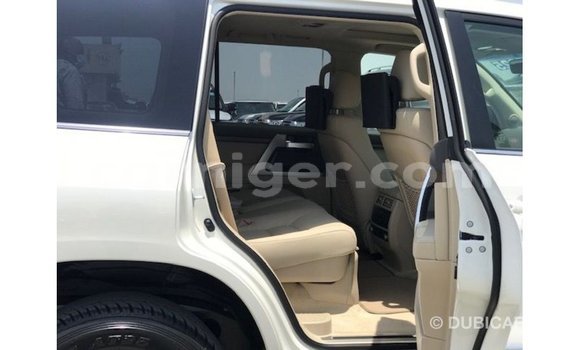 اشتري Imported Toyota Land Cruiser White شاحنة في Import - Dubai في أغاديز اشتري Imported Toyota Land Cruiser White شاحنة في Import - Dubai في أغاديز