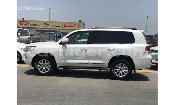 اشتري Imported Toyota Land Cruiser White شاحنة في Import - Dubai في أغاديز اشتري Imported Toyota Land Cruiser White شاحنة في Import - Dubai في أغاديز