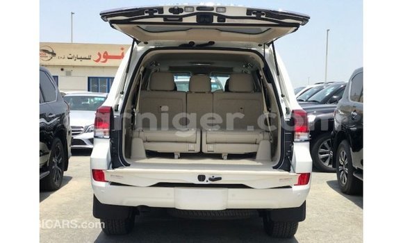 اشتري Imported Toyota Land Cruiser White شاحنة في Import - Dubai في أغاديز اشتري Imported Toyota Land Cruiser White شاحنة في Import - Dubai في أغاديز