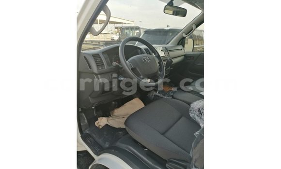 Sayi Imported Toyota DA White Babbar mota in Import - Dubai a Agadez Sayi Imported Toyota DA White Babbar mota in Import - Dubai a Agadez