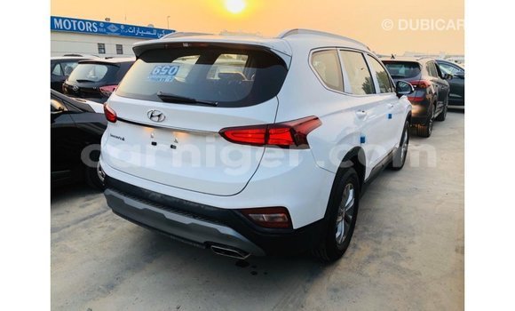 Sayi Imported Hyundai Santa Fe White Mota in Import - Dubai a Agadez Sayi Imported Hyundai Santa Fe White Mota in Import - Dubai a Agadez