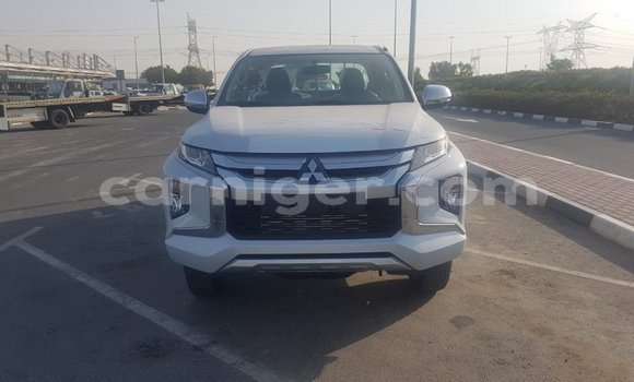 Sayi Imported Mitsubishi L200 White Mota in Import - Dubai a Agadez Sayi Imported Mitsubishi L200 White Mota in Import - Dubai a Agadez