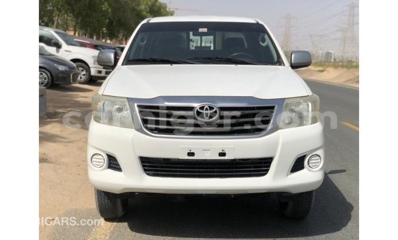 Sayi Imported Toyota Hilux White Mota in Import - Dubai a Agadez Sayi Imported Toyota Hilux White Mota in Import - Dubai a Agadez