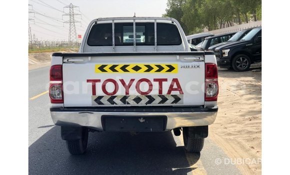 Sayi Imported Toyota Hilux White Mota in Import - Dubai a Agadez Sayi Imported Toyota Hilux White Mota in Import - Dubai a Agadez
