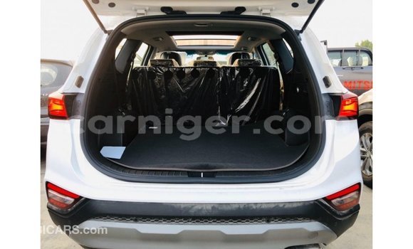 Sayi Imported Hyundai Santa Fe White Mota in Import - Dubai a Agadez Sayi Imported Hyundai Santa Fe White Mota in Import - Dubai a Agadez