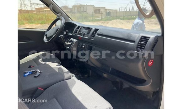 Sayi Imported Toyota Hiace White Mota in Import - Dubai a Agadez Sayi Imported Toyota Hiace White Mota in Import - Dubai a Agadez