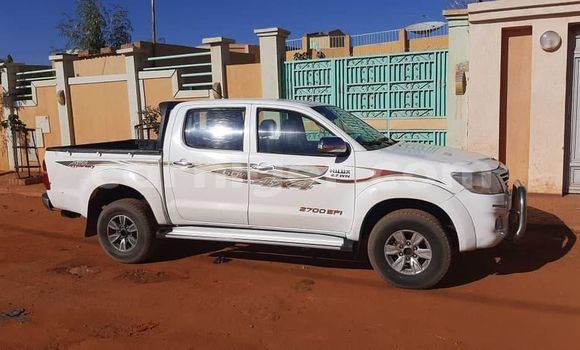 Sayi Na hannu Toyota Hilux White Mota in Niamey a Niamey Sayi Na hannu Toyota Hilux White Mota in Niamey a Niamey