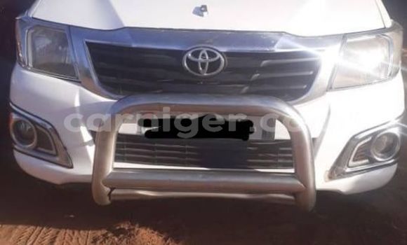 Sayi Na hannu Toyota Hilux White Mota in Niamey a Niamey Sayi Na hannu Toyota Hilux White Mota in Niamey a Niamey