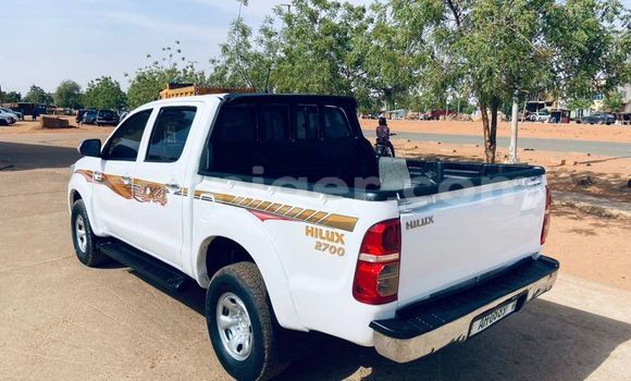Sayi Na hannu Toyota Hilux White Mota in Niamey a Niamey Sayi Na hannu Toyota Hilux White Mota in Niamey a Niamey
