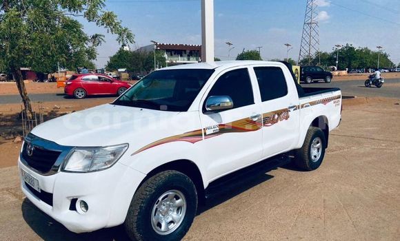 Sayi Na hannu Toyota Hilux White Mota in Niamey a Niamey Sayi Na hannu Toyota Hilux White Mota in Niamey a Niamey