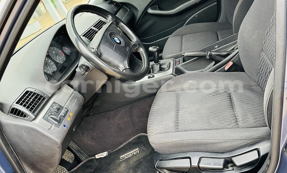 Sayi Sabo BMW 315 Blue Mota in Niamey a Niamey Sayi Sabo BMW 315 Blue Mota in Niamey a Niamey