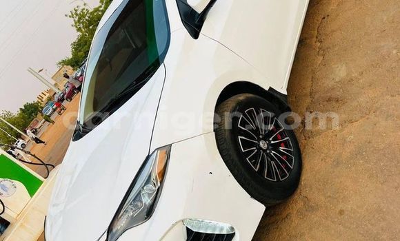 Buy Used Toyota Corolla White Car in Agadez in Agadez Buy Used Toyota Corolla White Car in Agadez in Agadez