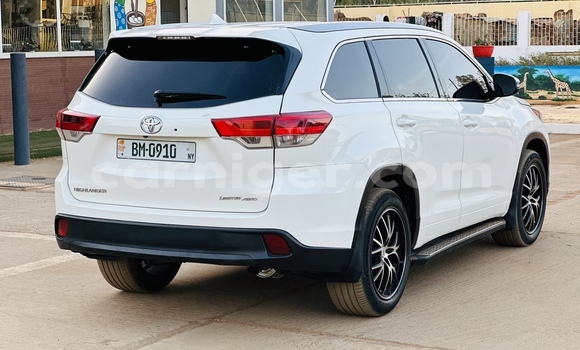 Sayi Na hannu Toyota Highlander White Mota in Niamey a Niamey Sayi Na hannu Toyota Highlander White Mota in Niamey a Niamey