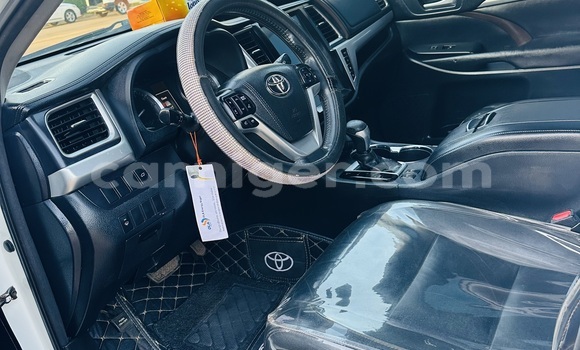Sayi Na hannu Toyota Highlander White Mota in Niamey a Niamey Sayi Na hannu Toyota Highlander White Mota in Niamey a Niamey