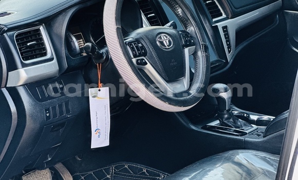 Sayi Na hannu Toyota Highlander White Mota in Niamey a Niamey Sayi Na hannu Toyota Highlander White Mota in Niamey a Niamey