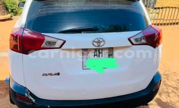 Sayi Na hannu Toyota RAV4 White Mota in Niamey a Niamey Sayi Na hannu Toyota RAV4 White Mota in Niamey a Niamey