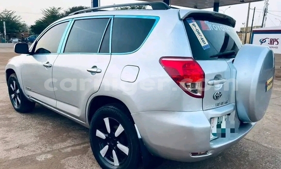 Sayi Na hannu Toyota RAV4 White Mota in Niamey a Niamey Sayi Na hannu Toyota RAV4 White Mota in Niamey a Niamey