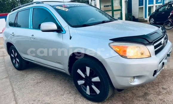 Sayi Na hannu Toyota RAV4 White Mota in Niamey a Niamey Sayi Na hannu Toyota RAV4 White Mota in Niamey a Niamey
