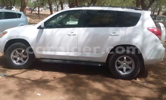 Sayi Na hannu Toyota RAV4 White Mota in Niamey a Niamey Sayi Na hannu Toyota RAV4 White Mota in Niamey a Niamey