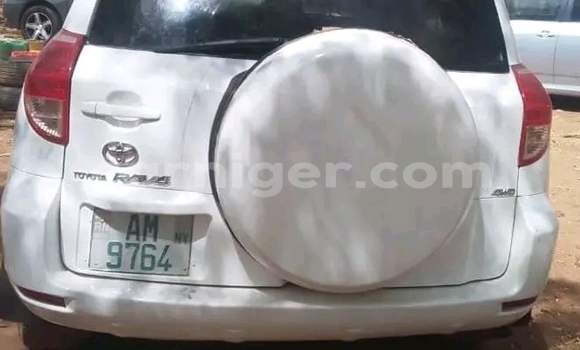 Sayi Na hannu Toyota RAV4 White Mota in Niamey a Niamey Sayi Na hannu Toyota RAV4 White Mota in Niamey a Niamey