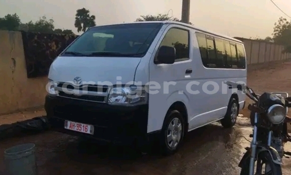 Sayi Na hannu Toyota Hiace White Mota in Niamey a Niamey Sayi Na hannu Toyota Hiace White Mota in Niamey a Niamey