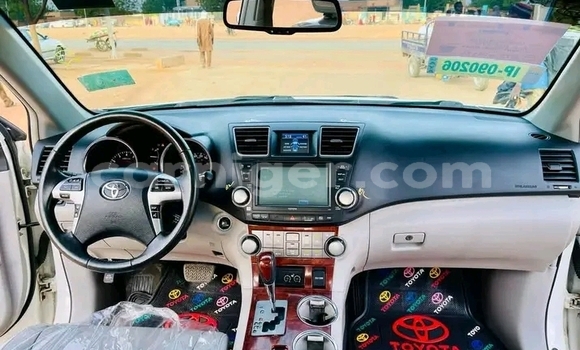 Buy Used Toyota Highlander White Car in Niamey in Niamey Buy Used Toyota Highlander White Car in Niamey in Niamey