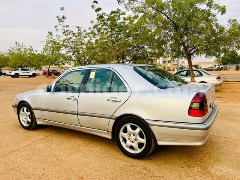 Big with watermark mercedes benz 300cd agadez bilma 8490